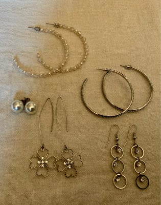 Øreringe, 5 sæt øreringe/ørestikkere/sølvfarvet sælges samlet.
Nikkelfri.
Prisen er 35,-