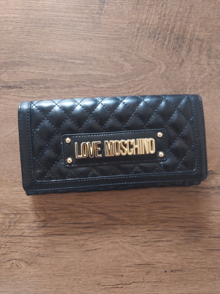 Pung, LOVE MOSCHINO