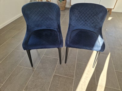 Spisebordsstol, 2 flotte mørkeblå velour stole fra Ilva (navnet er Vetro). Sorte egetræs ben.
Kun st