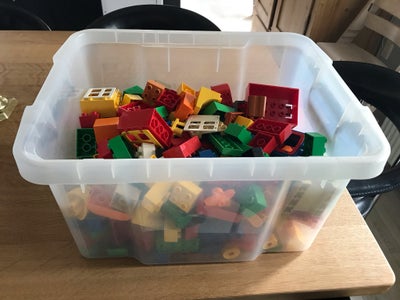 Lego Duplo, Blandet, En hel kasse Duplo Lego. Blandet klodser, traktor, anhænger vinduer, en haj der