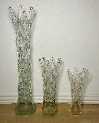 Glas, Vaser, 3 helt fantastiske smukke mundblæste glasvaser med edderkopspindsmønster i kronen og li