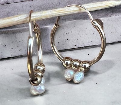 Øreringe, guld, 14 karat hoops øreringe m. perler, Moderne Små ” Hoops ” Secondhand Øreringe i 14 ka