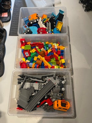 Lego Duplo, blandede klodser. En kasse med 'almindelige' firkantede klodser, bl.a. ti klodser med ta