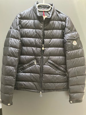 Jakke, str. M, Moncler, Moncler jakke str M
Kvittering haves ( 5700kr ) 

Jakken har fået en lille l