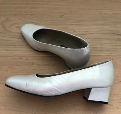 Sko, Fransi, str. 37, Fransi Copenhagen pumps/brudesko med 4 cm hæl.
Farve: Perlemor
Brugt en gang o