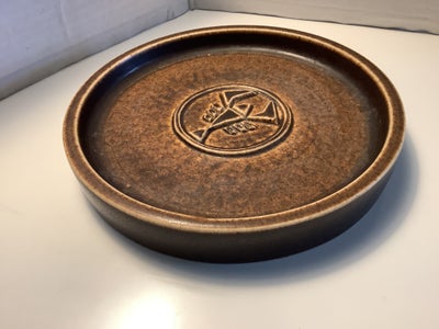 Keramik, Fad, Saxbo, Fad Eva Stæhr-Nielsen, fin stand uden skader. Højde 3 cm, diameter 18 cm.