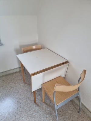 Køkkenbord, En lille køkken bord med to stole. Kan forlænges eller klap ned efter behov.