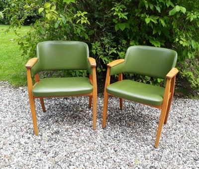 Stol, Armstol, To flotte stole.
Træ - skai/ nappa på sæde og ryg.
Stabile - med god patina.

Højde: 