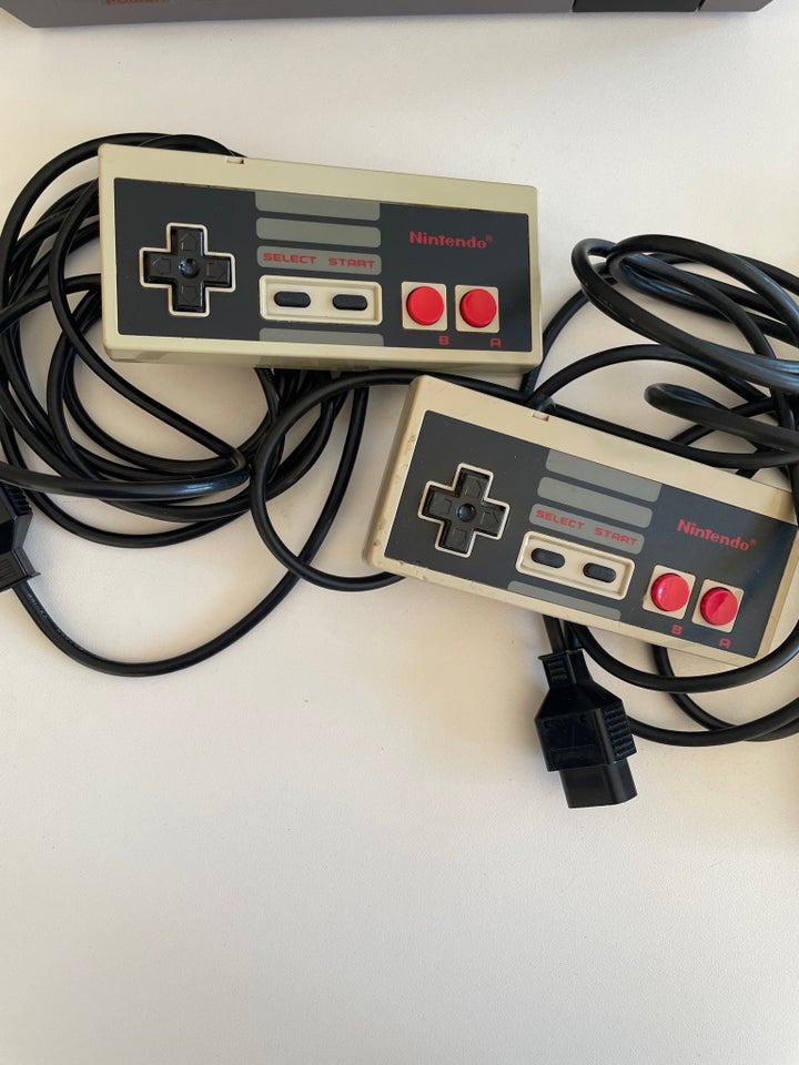 Nintendo NES inkl. 2 spil og 2 controllere, NES