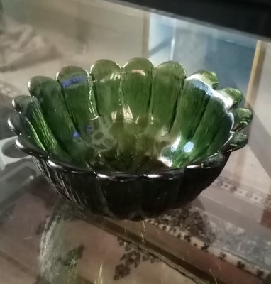 Skål, Grøn glasskål sælges. 18 cm.

Afhentes i Virum.