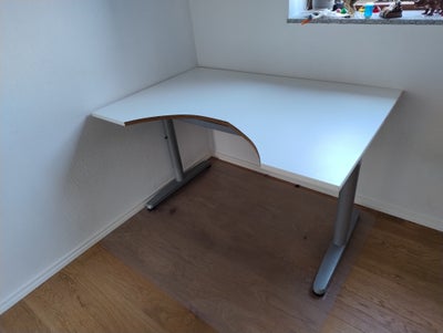 Skrive-/computerbord, Ikea, b: 120 d: 80 h: 70, Justerbart i højden.

Fint skrivebord med hjemmelave