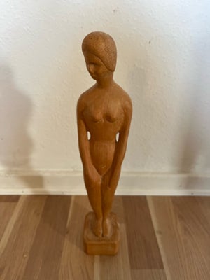 Træskæring af kvinde figur, Flot træskæring forestillende kvinde.

H: ca. 39,5 cm
Vægt: ca. 398 gr