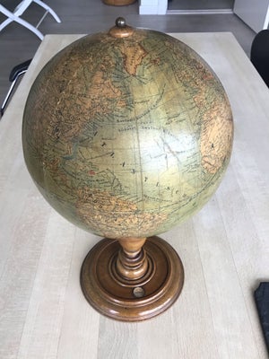 Globus, 100 år gl., Fin gammel Erd globus på træfod fremstillet i Tyskland. Alder ukendt men mindst 