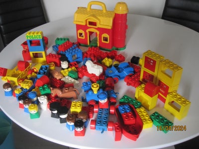 Lego Duplo,  ca 93stk 3 pakker, Denne flotte samling Duplo klodser ,
1.Flot slot. rød. uroriginal.
2