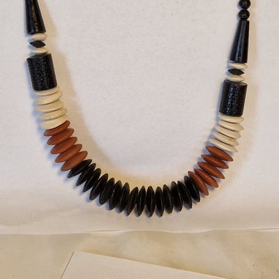 Halskæde, træ, Flot gammel vintage afrikansk 57 cm lang halskæde i brun, hvid og sort træ perler i f
