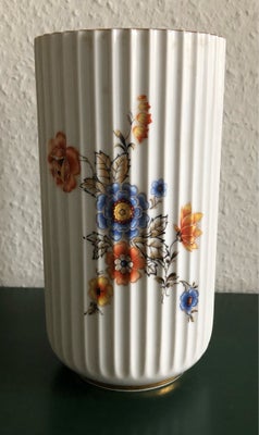 Porcelæn, Vase, Lyngby. Porcelæn, Smuk blomstere rillede vase 20 cm
Med patina på guldkanten
Fast pr