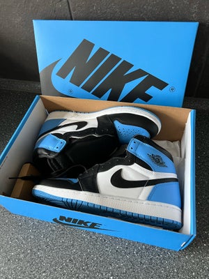 Sneakers, str. 42, Nike,  Blå,  Ubrugt, Min søn sælger sine helt NYE Nike Jordan 1 RETRO HIGH DZ5485