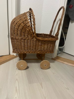 Dukkevogn, Fin gammel dukkevogn i flet, Fin gammel dukkevogn i træ og flet.
58 cm høj, 46 cm lang, 3