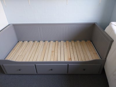 Enkeltseng, Ikea Hemnes, b: 89 l: 209 h: 83, Har 2 stk. med madrasser der næsten ikke er brugt.
De f