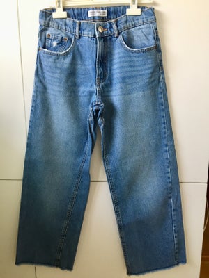 Jeans, cowboybukser, Zara, str. 152, Stumpede jeans med brede bukseben og flossede buksebenskanter. 