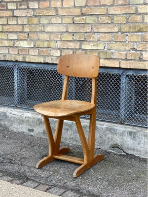 Spisebordsstol, Træ, Smuk gammel skolestol med patina. Solid at sidde på. Siddehøjde 45 cm.