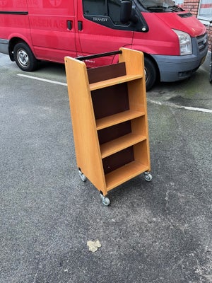 Bogvogn, bibliotels vogn, Retro bogvogn / biblioteksvogn med skrå hylder sælges. Den er 111 cm høj, 