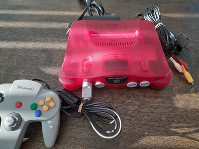 Nintendo 64, Watermelon Red Nintendo 64 med grå controller med god styrepind.

Der medfølger selvføl