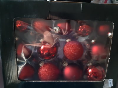 Julekugler / juletræs pynt, Flotte røde juletræs kugler i blank, mat og glimmer. 26 stk. 

Køber bet