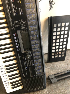 Keyboard, Yamaha, Den virker perfekt og der er bord med 

Der er oplader med 
Man kan bruge også bat