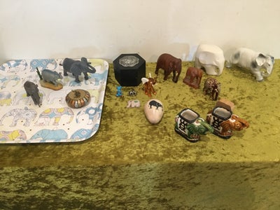 Andre samleobjekter, elefanter, samling af elefanter og elefantting:
bakke 33x33 cm kr. 25,-
plast l