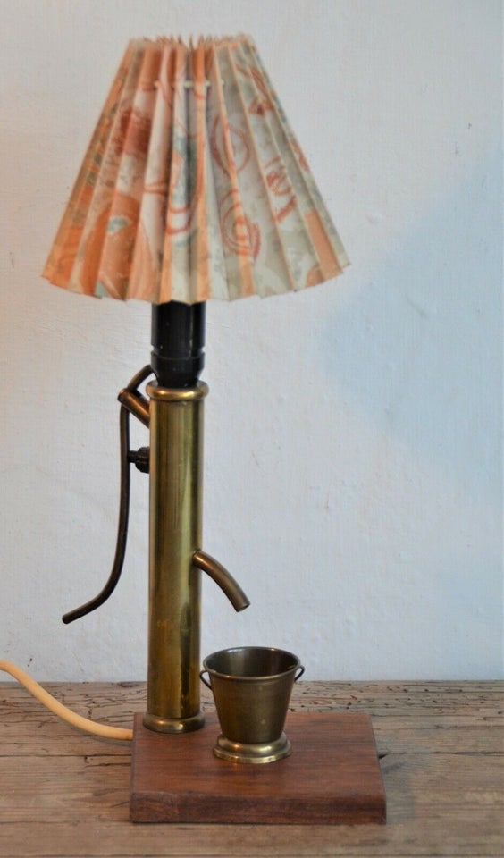 Bordlampe udformes som vandpumpe, Unika