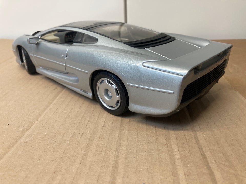 Modelbil, Jaguar XJ220 1/18, skala 1:18