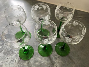 klar Våd omhyggelig Find Vinglas Med Grøn Fod i Glas, porcelæn og bestik - Glas - Køb brugt på  DBA
