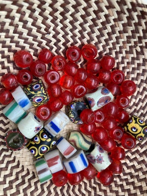 Smykkedele, glas, Ukendt, 40 orange marrokanske glasperler og 16 afrikanske mønstrede perler til at 