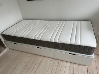 Enkeltseng, Ikea Nordli, b: 90 l: 200, Pæn Nordli seng fra Ikea. Springmadras som er 1-2 år gl.
Man 