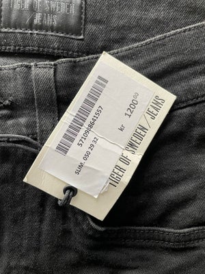 Jeans, Tiger Of Sweden, str. 29, Sort, Ubrugt, Helt nye sorte jeans med stræk
Str: 29/32

Ny pris: 1
