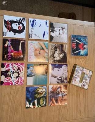 Madonna: Boks, pop, Cd box med 12 cd’er, kun hørt en gang, sælges billigt kun 150 kr.

Kan sendes mo