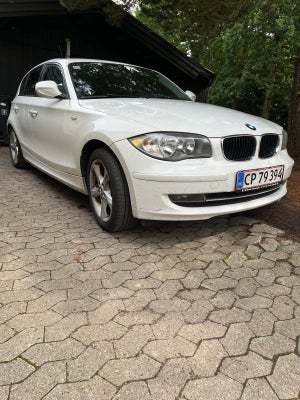 BMW 116i, 2,0, Benzin, 2011, km 164000, hvid, træk, aircondition, ABS, airbag, alarm, 5-dørs, centra