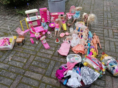 Barbie, Barbie inkl. køkken, sminkebord, cykel, sovepose m, En masse Barbie:
- Mange dukker
- køkken