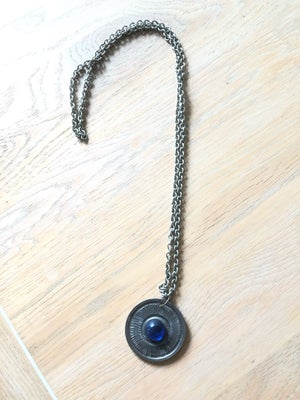 Halskæde, Vintage, Lang vintage halskæde med vedhæng 
60 cm lang kæde
4 cm diameter på vedhæng 
Kan 