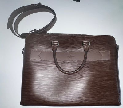 Computertaske, Louis Vuitton, Brun farve, materiale af epi læder.
Har en længere rem der kan tage af