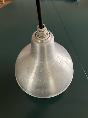 Pendel, Gl værkstedslampe, Gammel industri lampe i aluminium med patina , lille , diameter 21cm
