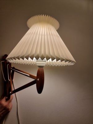 Væglampe, LE KLINT, Sakse lampe 324/335, i rigtig pæn stand med original skærm uden mærker.
Sendes i