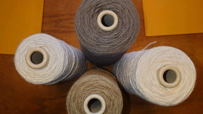 Garn,  uld garn først til mølle, 2100 gr 100 % uld, strikkes på pind 4-6 kender ikke løbelængden..
s