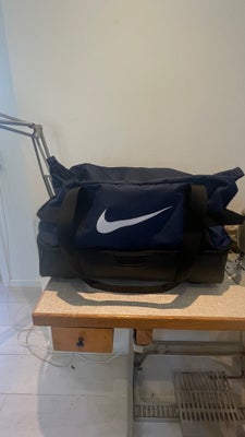 Rejsetaske, Nike, Nike rejse /sportstaske som ny brugt 1 gang 
Mål ca B30cm L55cm H 42cm
Sælges fra 
