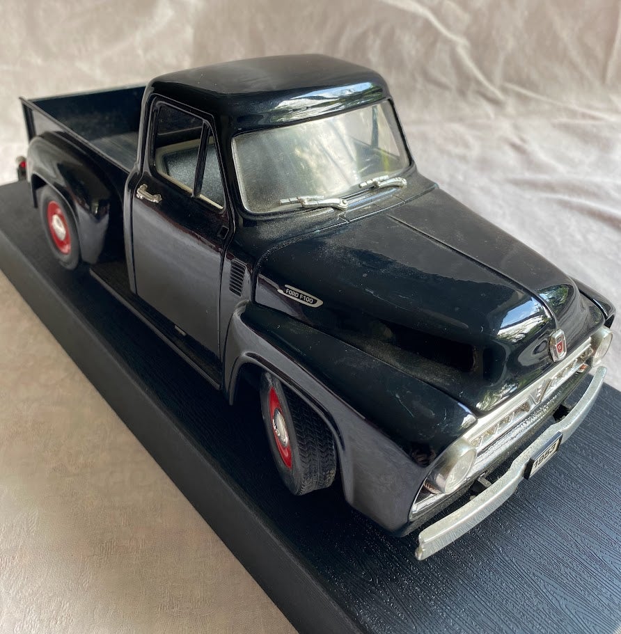 Modelbil, Ford Pick Up. 1953. Road legends, skala 1:18