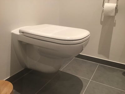 Toilet, Duravit, væghængt, Som ny og uden kalk, da vi har haft blødgøringsanlæg i de 4 år, vi har ha