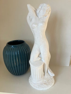 Figur, 40 cm høj figur af ung kvinde ved sokkel. Udtrykket er ungefær 1930- 1950. Virkelig smukt og 