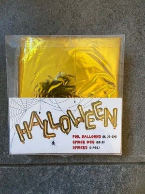 Halloween pynt, Sæt bestående af:
- Guld folieballoner, som skriver HALLOWEEN.
- Spindelvæv.
- 3 stk