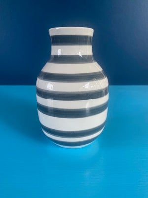 Vase, vase, Kähler, Kähler omaggio vase med grå/blå striber.

Højde: 12,5 cm